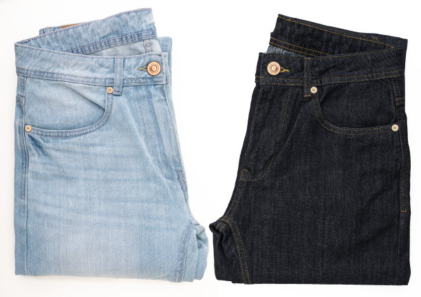 2条浅蓝色和深蓝色牛仔裤。孤立在白色背景上。图片下载