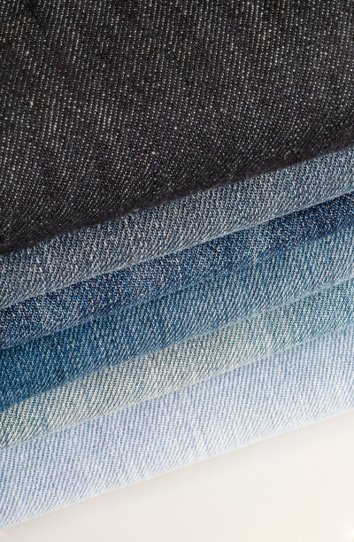 各式各样的牛仔裤。特写镜头。图片下载