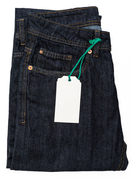 带有标签的深蓝色牛仔裤。孤立在白色背景上。图片下载