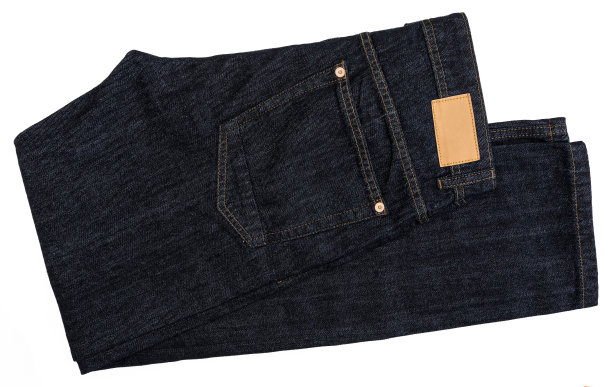 带有标签的深蓝色牛仔裤。孤立在白色背景上。图片下载