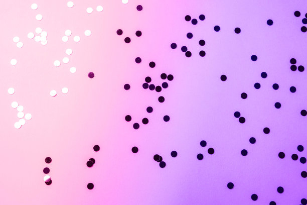 粉紫色的背景上闪耀着五彩纸屑图片下载