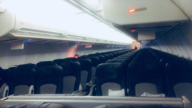 一架几乎空无一人的客机的内部图片下载