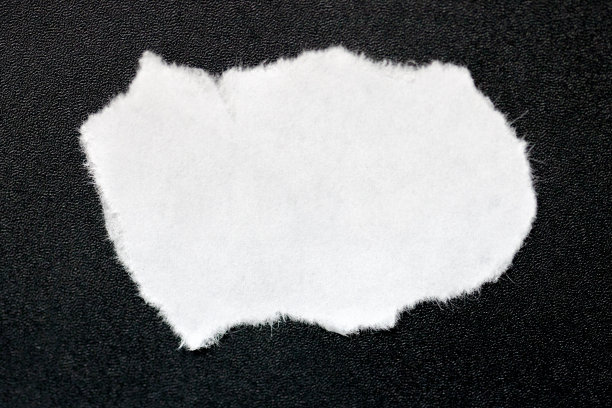 一张干净的纸，黑色纹理背景。design.mockup的模板。图片下载