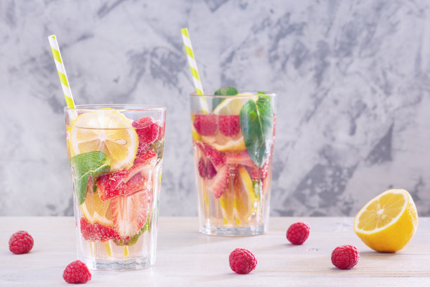 柠檬、草莓和薄荷混合的柠檬汁。树莓到处都是。新鲜健康的饮料。图片与文字空间。图片下载