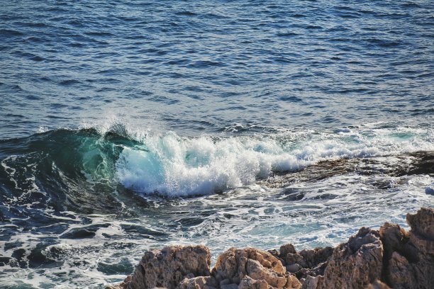 海浪在法国里维埃拉图片下载