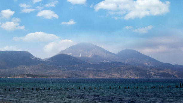 山上的岛屿上的文字图片下载