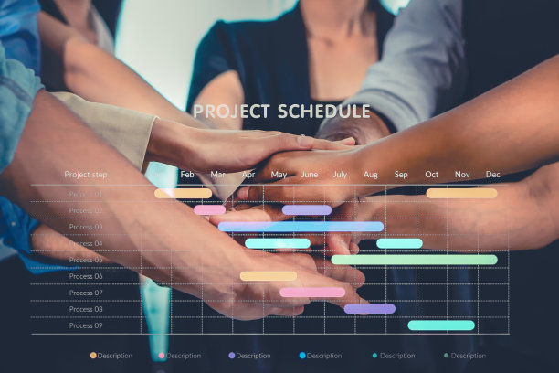商务人士男女手叠在一起，叠加项目进度表，意为团队合作，共同完成项目图片下载