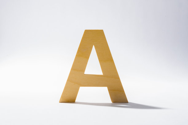 木制字母A和影子反射。图片下载