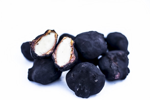 近距离观察生的有机荸荠或荸荠孤立在白色上，切一刀。图片下载