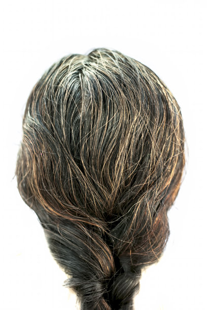 一个老女人的背面照片显示她的白色头发孤立的白色。图片下载