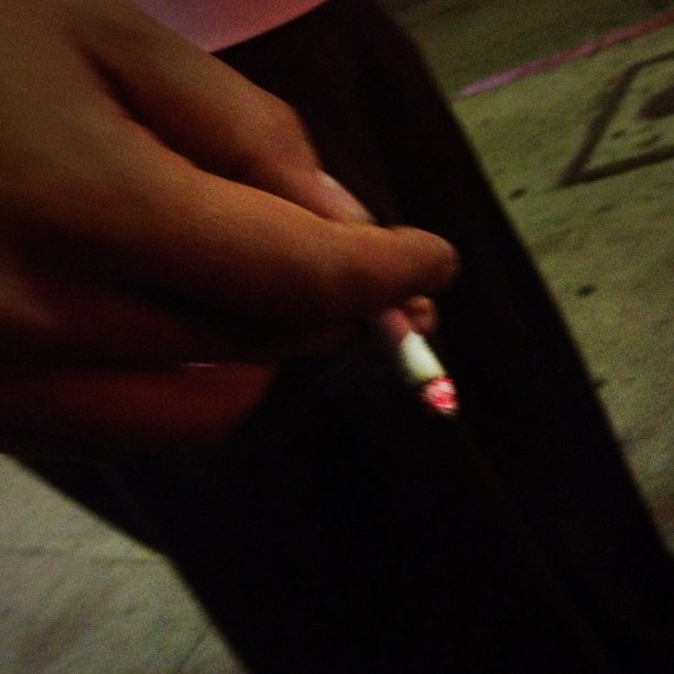 靠近的手指和燃烧的香烟图片下载