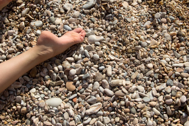 脚踩在石头上文字图片下载