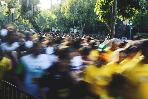 街上模糊不清的人群图片下载