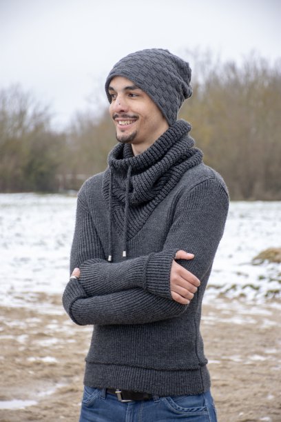 一个穿着暖和衣服的年轻人图片下载