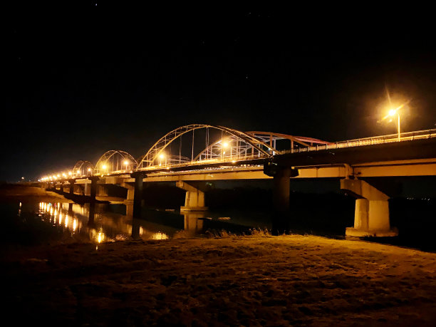 夜间两省之间的桥梁图片下载