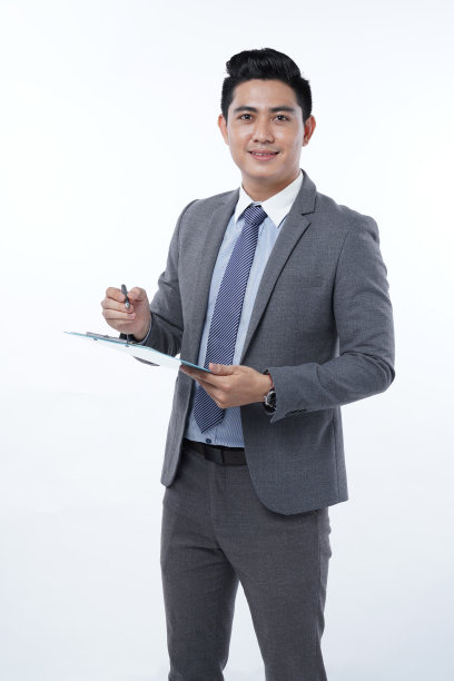 亚洲年轻英俊的男性办公室工作人员在智能休闲西装，孤立在白色背景图片下载