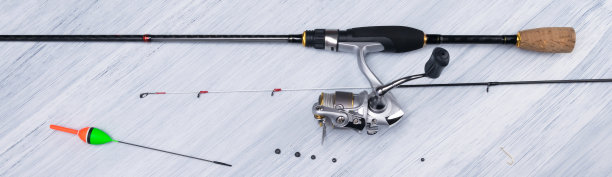 长照片钓鱼杆与一个浮子在浅灰色的背景图片下载