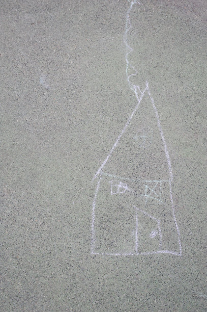 用粉笔在地板上画房子图片下载