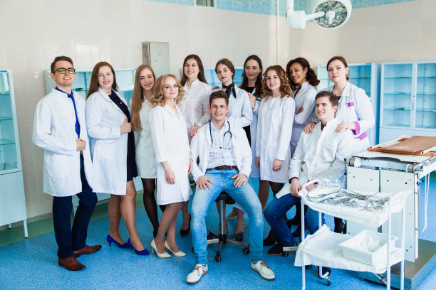 教育和健康。全科医生。大学里一群聪明的医学生。朋友们在手术室实习，穿着白大褂图片下载
