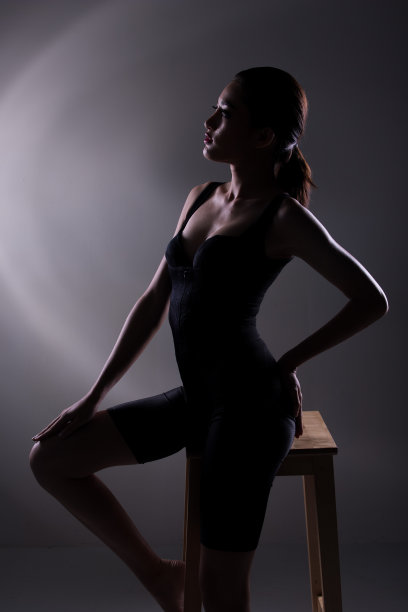 运动亚洲女人在紧身衣内衣摆姿势图片下载