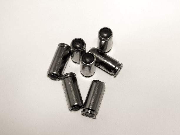 白色背景上的手枪子弹。图片下载