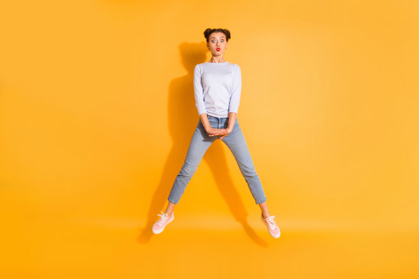 丰满的身体尺寸照片美丽迷人可爱的潮人有趣的红色口红把手放在腰上穿着白色毛衣牛仔衣服粉色运动服孤立生动的背景图片下载