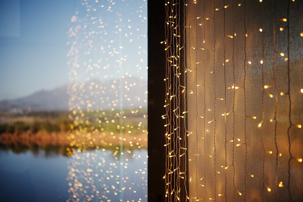 仙子串灯窗映山图片下载