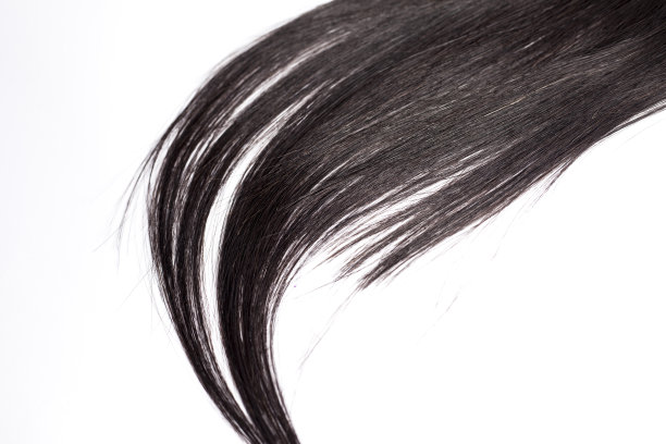 黑发孤立在白发上图片下载