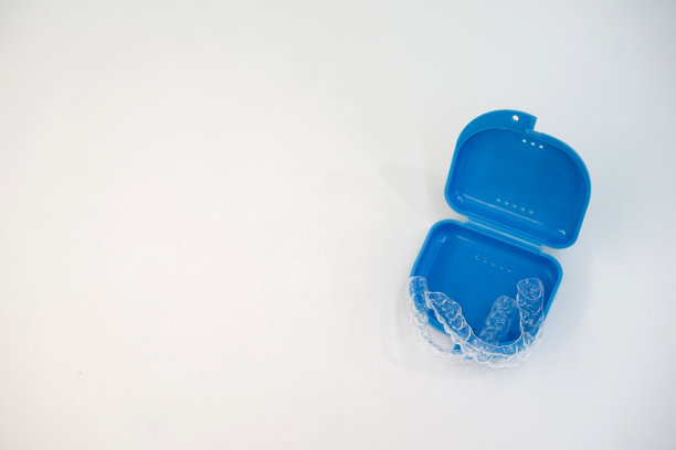 在牙科诊所的牙齿矫正器固位体(不对称)的近视图为美丽的牙齿治疗课程的概念图片下载