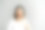 快乐的女人拿着炸鸡吃。图片下载