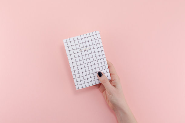 女人手里拿着笔记本图片下载