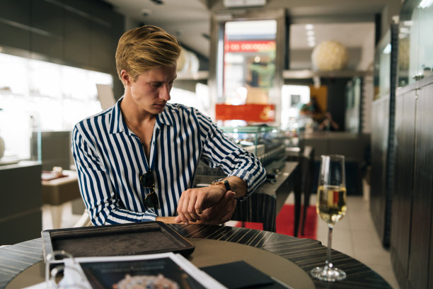 男人浏览手表目录图片下载