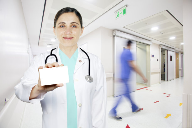 女医生出示名片图片下载