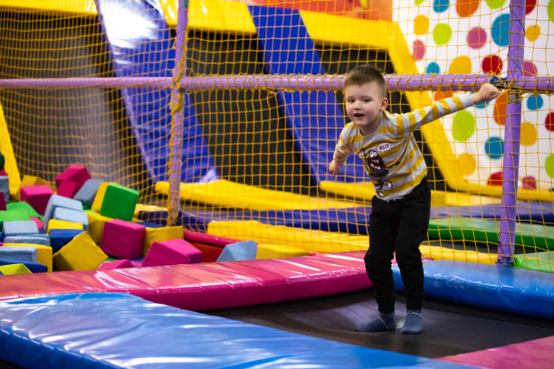 孩子们在幼儿园的房间里玩耍图片下载