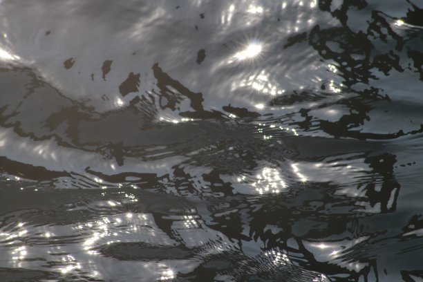 港湾水域的倒影图片下载