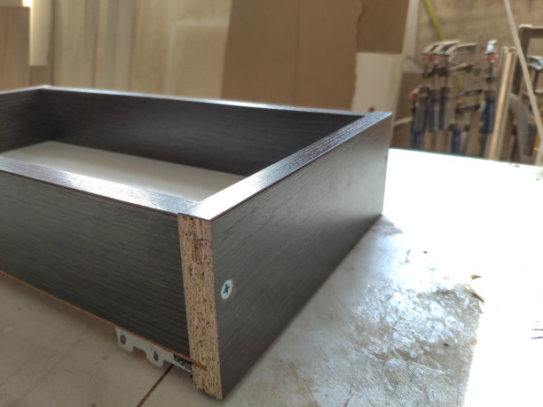 木制品和家具制作概念的特写。车间里的木匠在家具柜上做了详细的标记图片下载