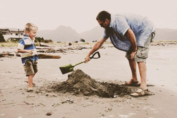 父亲和儿子在海滩图片下载