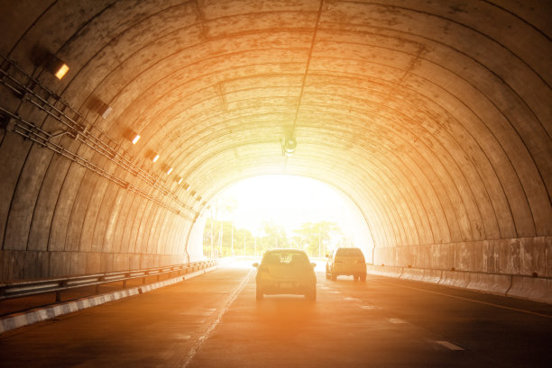 高速公路公路隧道交通车辆行驶在隧道尽头有亮光的街道上图片下载