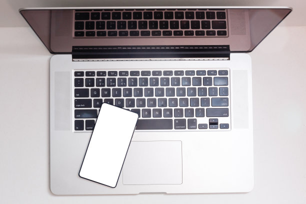 在木材背景上的高清晰度移动笔记本电脑的观点图片下载