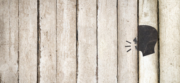 男性对话图标插图上的木制背景。演讲俱乐部的背景。头、人、听、说图标，平面设计。系列的一部分。说话人的剪影。图片下载