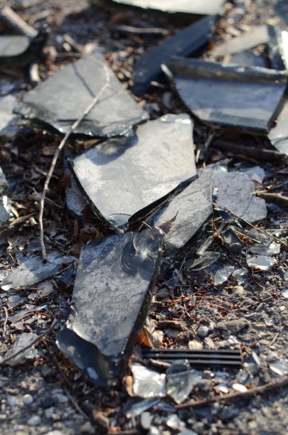 地上的黑色碎玻璃图片下载