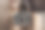 小屋的挂锁挂在紧闭的大门的铰链上。金属门。图片下载