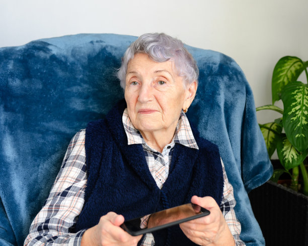 拿着智能手机的愤怒、怨恨的老年妇女图片下载