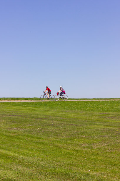 骑自行车的人在蓝天的地平线上图片下载