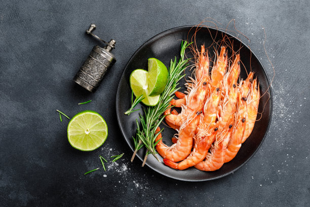 在盘子里煮虾虾图片下载