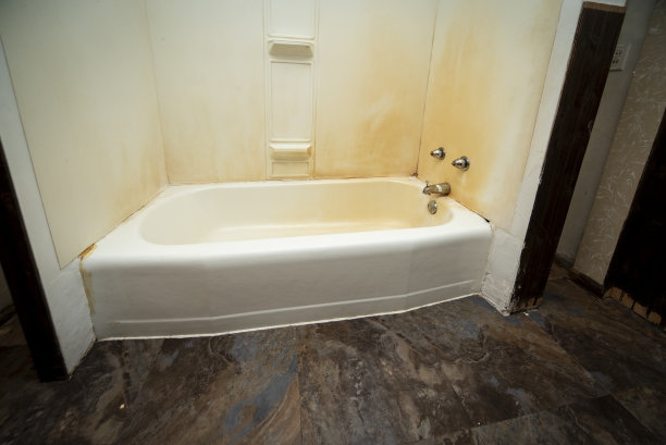 废弃住宅中的浴缸图片下载