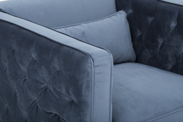 浅粉色，白色，蓝色，灰色，黑色沙发/沙发床，克里斯汀浅灰色沙发，白色和粉红色的枕头与白色的背景-图像图片下载