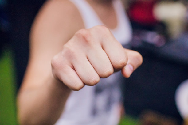 人类制造了握拳照相机。有选择性的重点图片下载