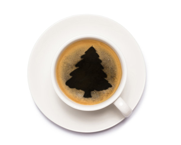 有圣诞树标志的咖啡杯。图片下载