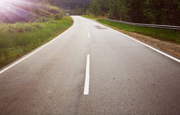 有阳光的空路图片下载